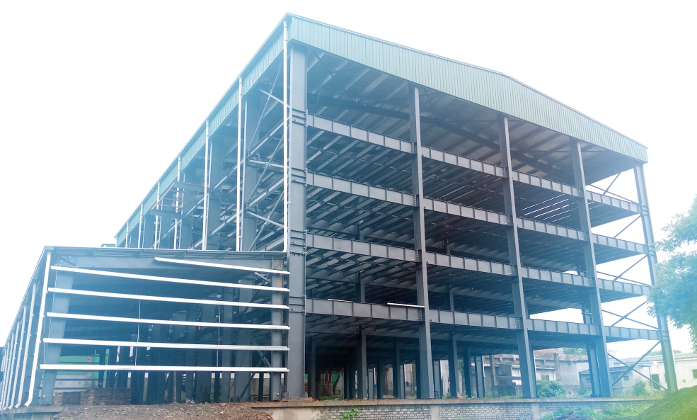 Heavy-duty metal building structure manufacturer in India installing primary steel frames.